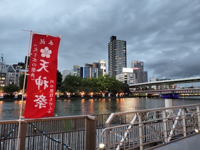 1000年の伝統が織りなす水上絵巻!天神祭奉納花火(大阪府)