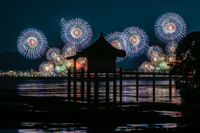 日本最大の湖面に映える水中花火!2025びわ湖大花火大会(滋賀県大津市)