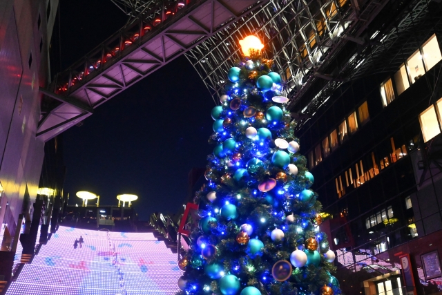 京都の玄関口で出会う圧巻の光の芸術！大階段に広がるクリスマスの魔法