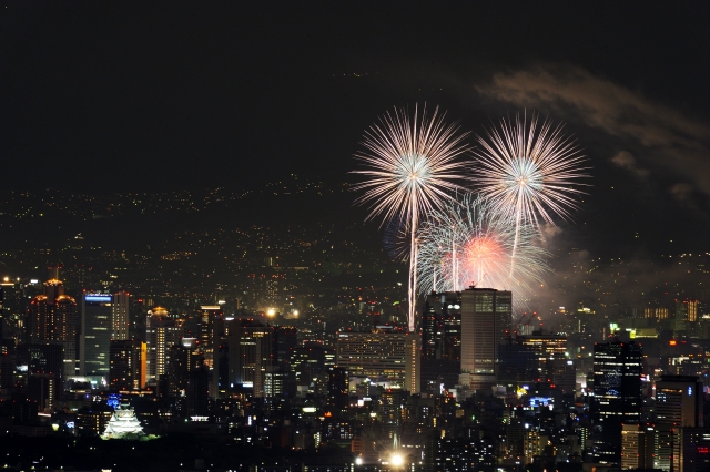 天神祭奉納花火2026｜3,000発の花火と穴場スポットガイド
