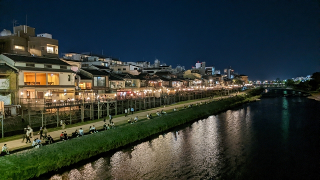 街なかで気軽に楽しむ｜鴨川納涼床（5月1日～10月15日）