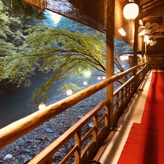ホタルと紅葉も楽しめる穴場｜高雄の川床（4月～11月）
