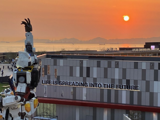 大屋根リングからの夕日とガンダム