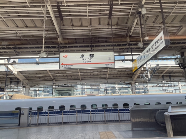 大阪から京都への最適な移動手段は？電車、バス、車でのアクセスを紹介
