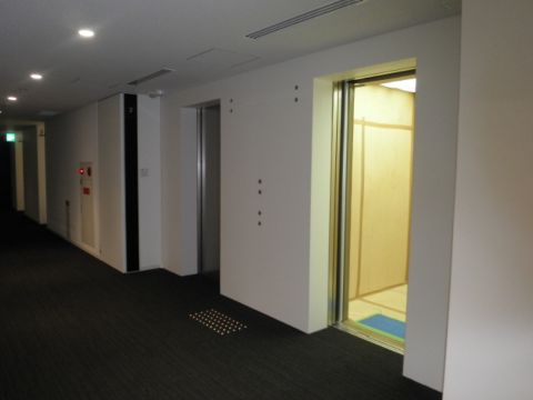 各階、EVホール