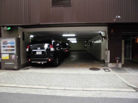 駐車場、出入口