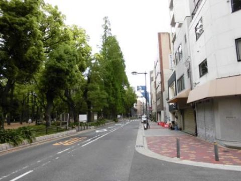 北側、向かい靱公園