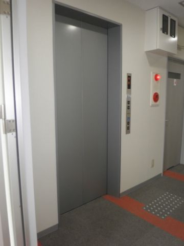 各階、EVホール
