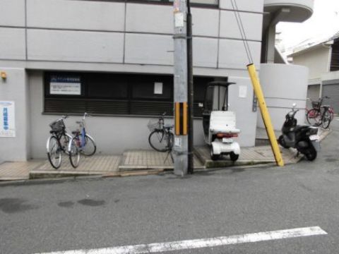 東側、駐輪場