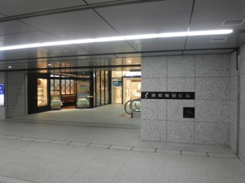 地下、駅より入口