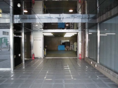 北側、駐車場 出入口