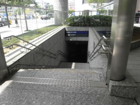 駅出入口