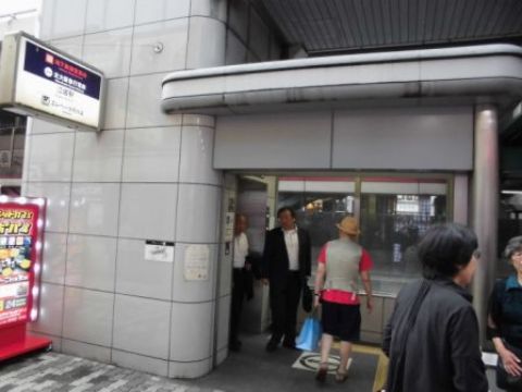 1階、玄関前 江坂駅EV