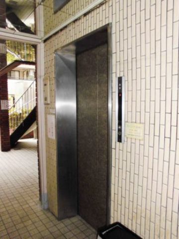 1階、EVホール