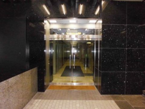 東側、駅直通 玄関