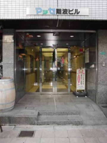 1階、正面玄関