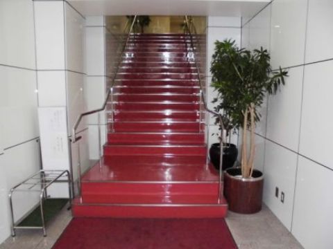 正面玄関からエントランへ・・・