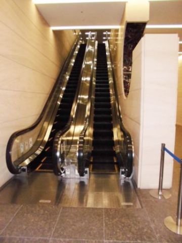 1,2階 エントランス内エスカレーター