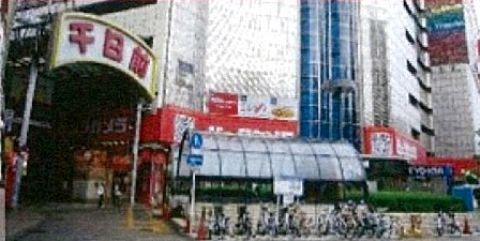 隣の商店街や施設