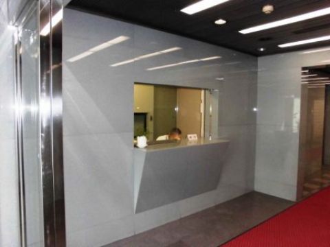 エントランス内、守衛室