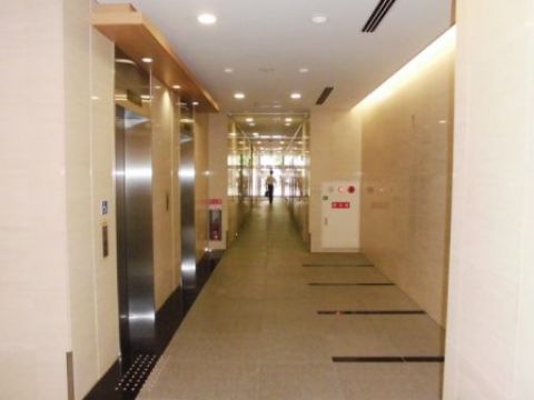 西側、通用口
