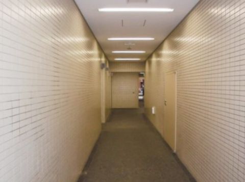 1階、通用口、廊下