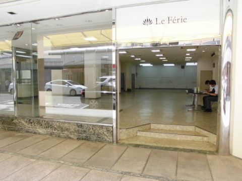 1階、店舗 出入口