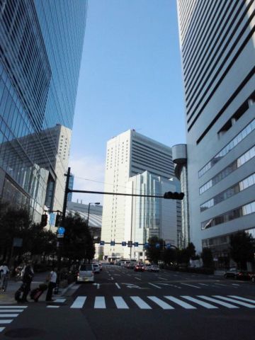 前面道路、大阪駅直ぐ
