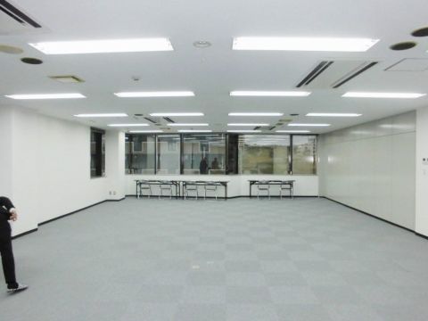 室内、道路に面し明るい