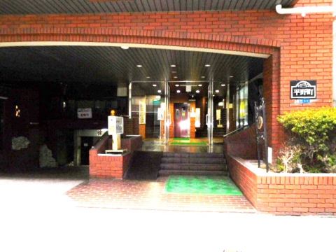 1階玄関及び駐車場