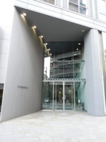 1F正面玄関(南側)