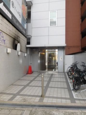 北麺玄関&駐輪場