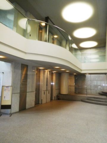 吹抜けエントランス内②