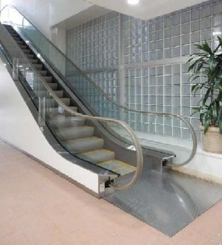 エントランス内エスカレーター