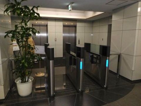 1階、ICカード入館ゲート(警備員付き時間帯)