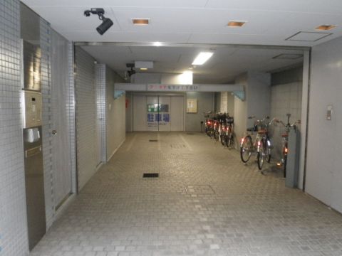 1階、駐車場&駐輪場