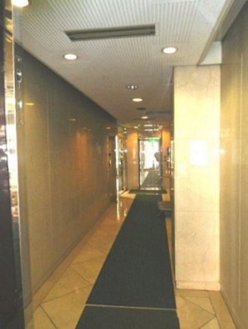 1階、エントランス内