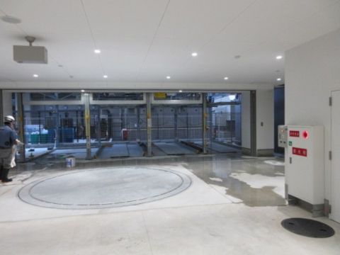 1階、奥の駐車場