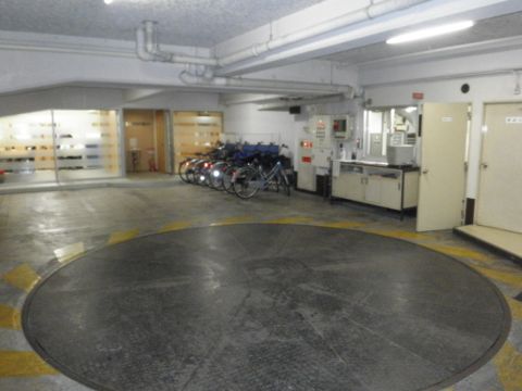 地下、駐輪場