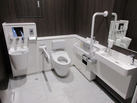1階、障害者用トイレ