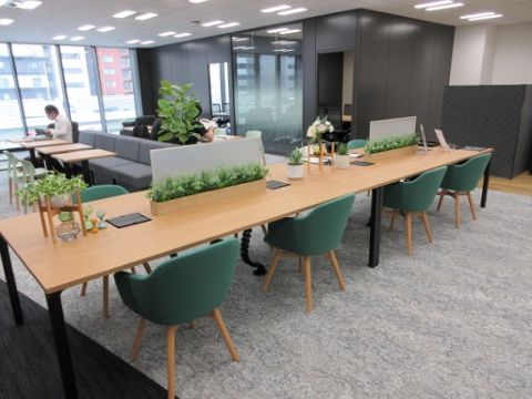 家具付き室内 ②