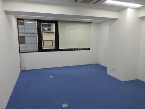 道路面に面した明るい室内