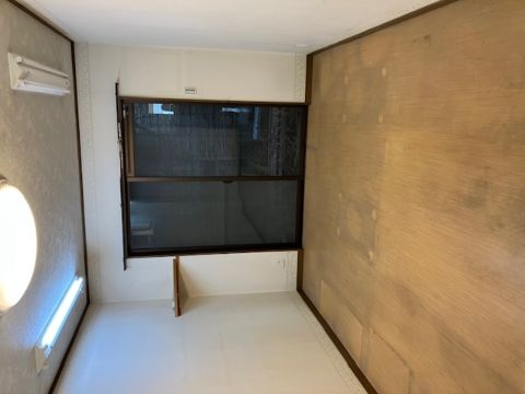 奥、室内 ①