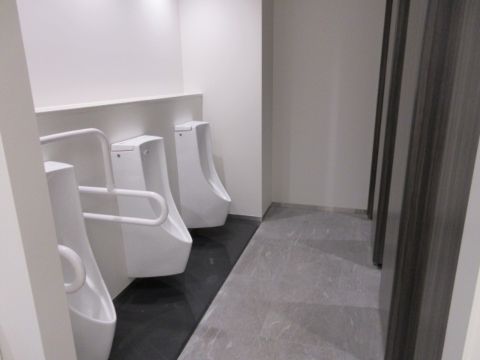 各階、男性トイレ