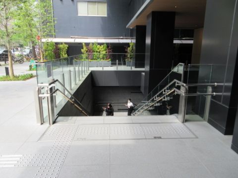 駅直結、階段