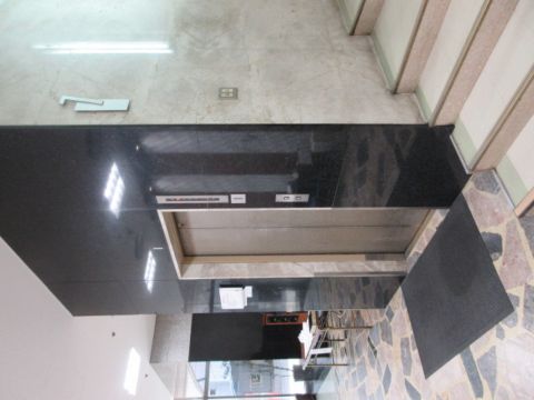 手前のエレベーター