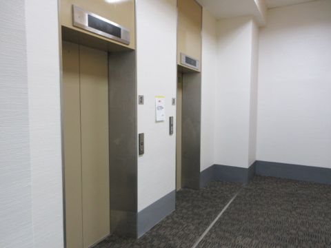 奥のエレベーター