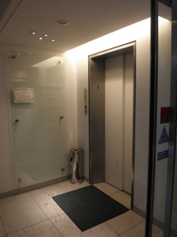 1階、EVホール