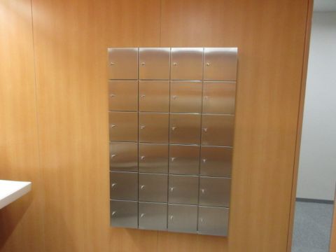 男女トイレの小物入れ