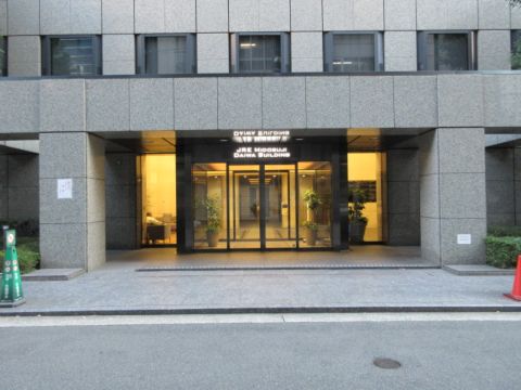 北側、出入口玄関